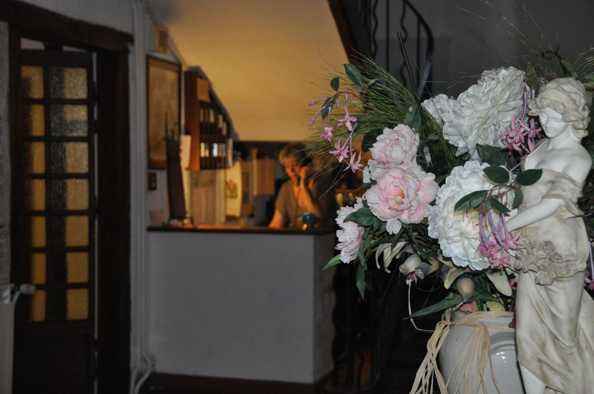 Logis Hostellerie Du Grand Duc Hotel Restaurant Gincla Buitenkant foto