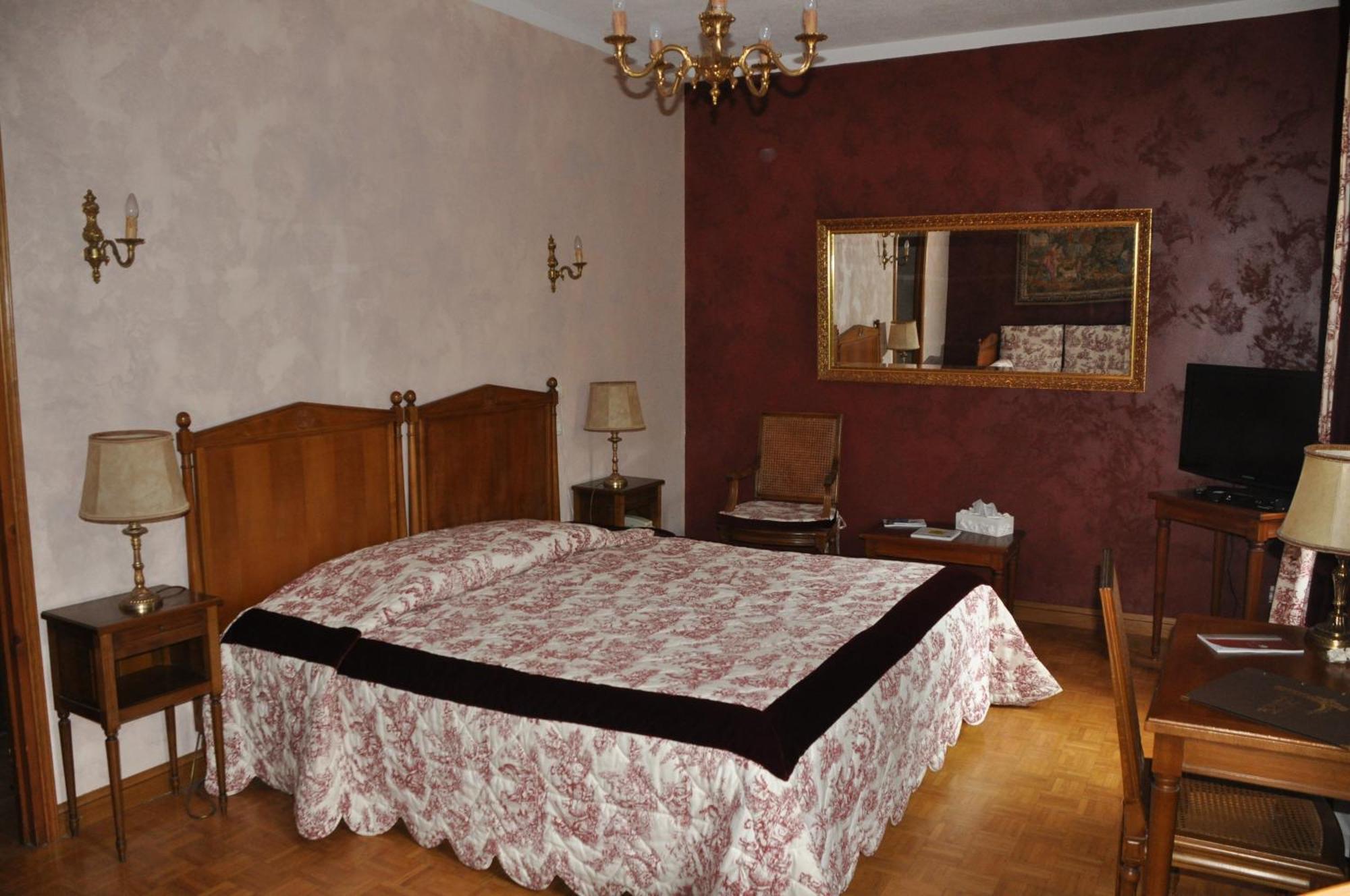 Logis Hostellerie Du Grand Duc Hotel Restaurant Gincla Buitenkant foto