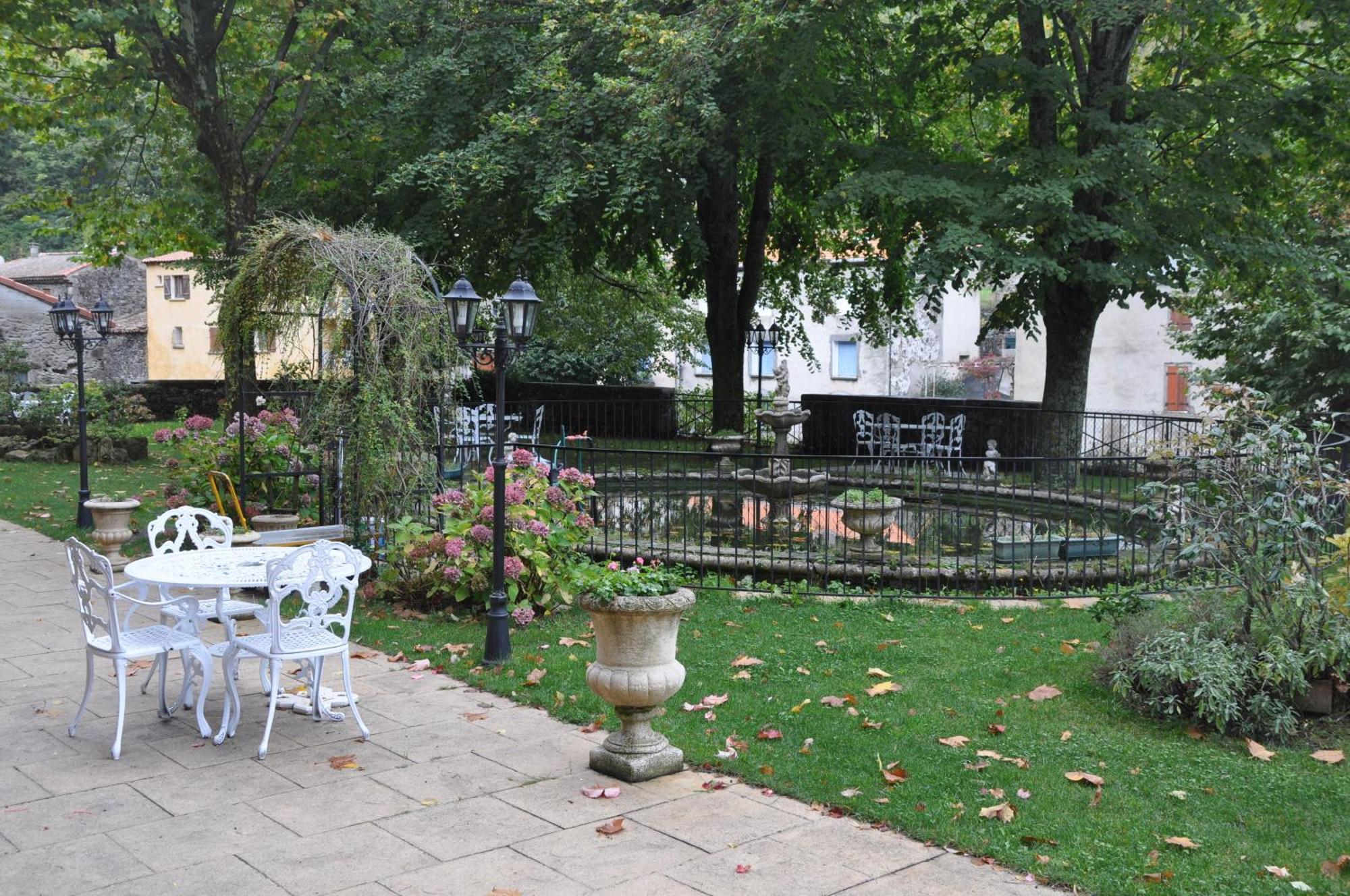 Logis Hostellerie Du Grand Duc Hotel Restaurant Gincla Buitenkant foto
