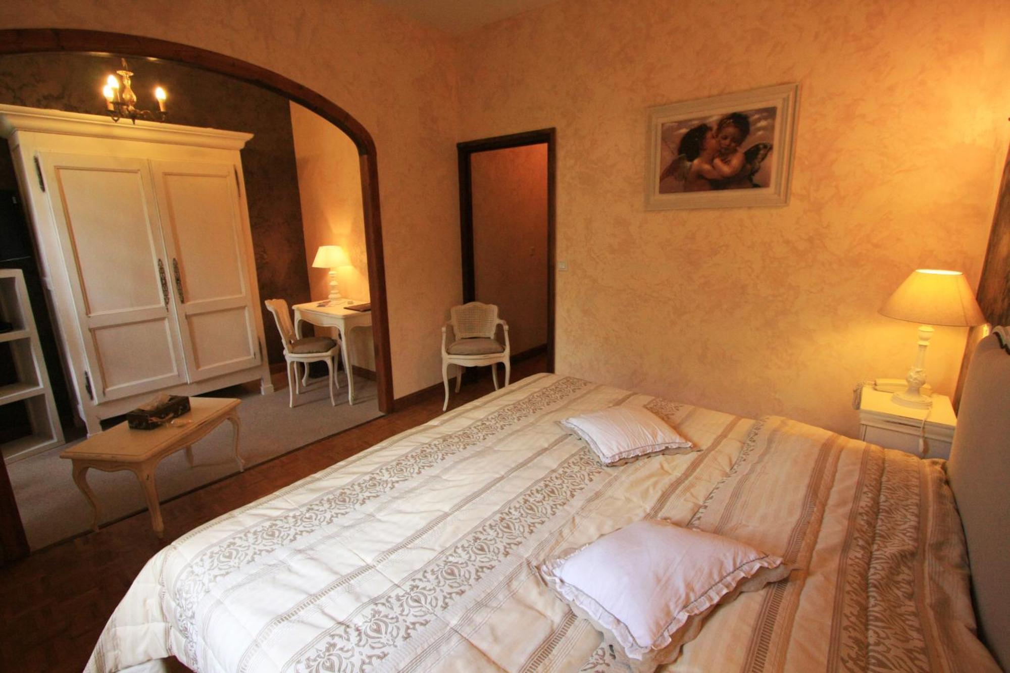 Logis Hostellerie Du Grand Duc Hotel Restaurant Gincla Kamer foto